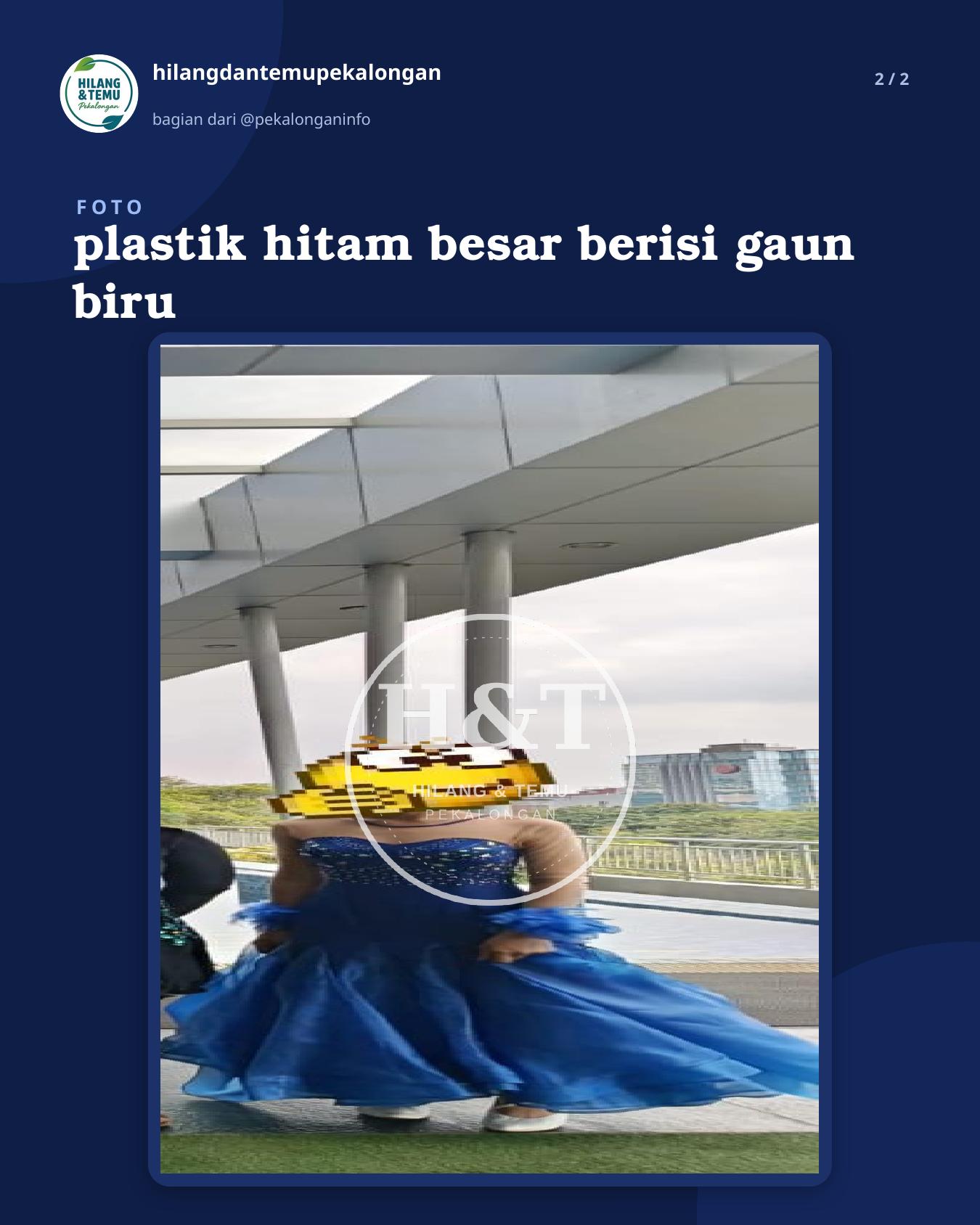 Slide 2 laporan plastik hitam besar berisi gaun biru
