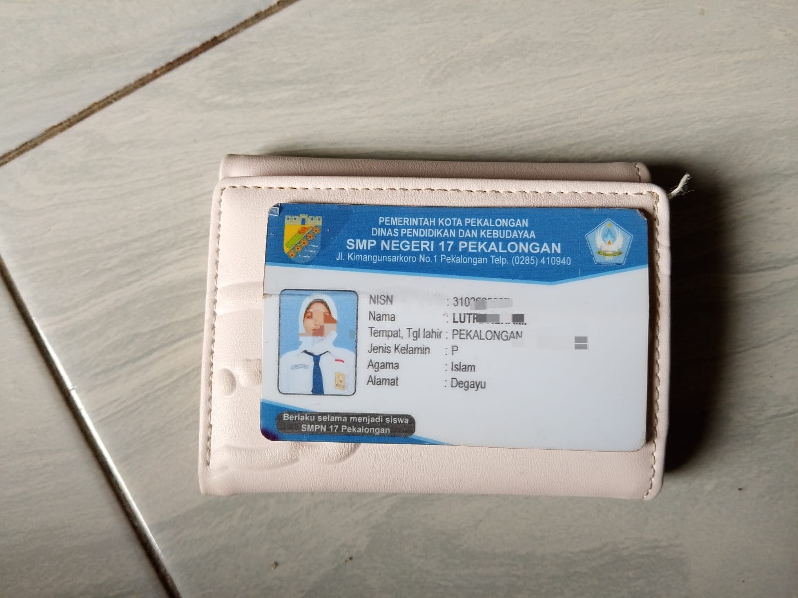Foto laporan Dompet warna cream beserta kartu pelajar (TB1552)
