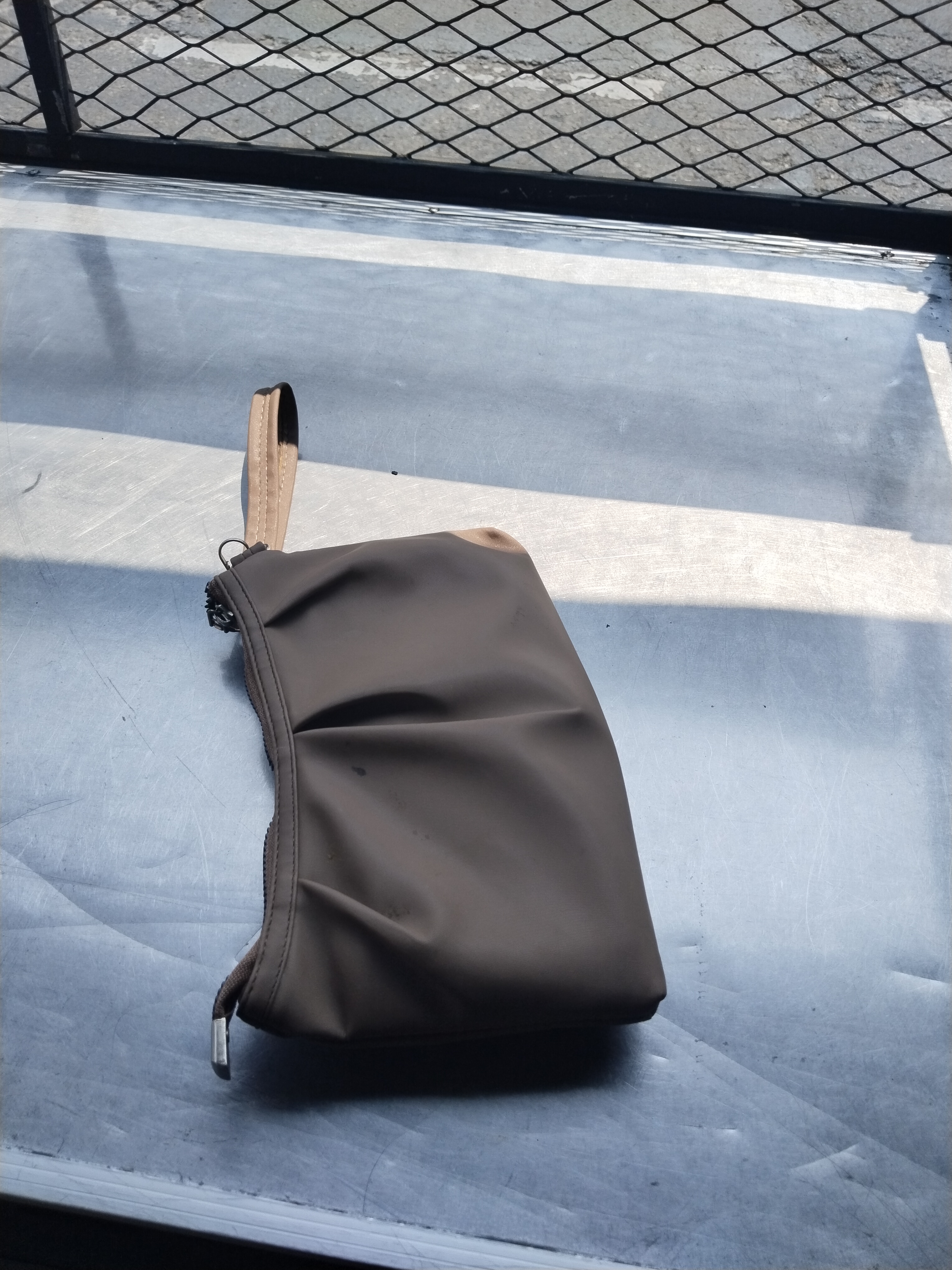 Foto laporan Tas berwarna coklat muda (TB1555)