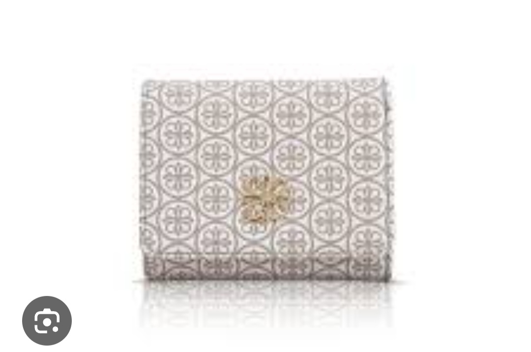 Foto laporan Dompet warna cream corat coklat berlogo warna emas (HB7861)