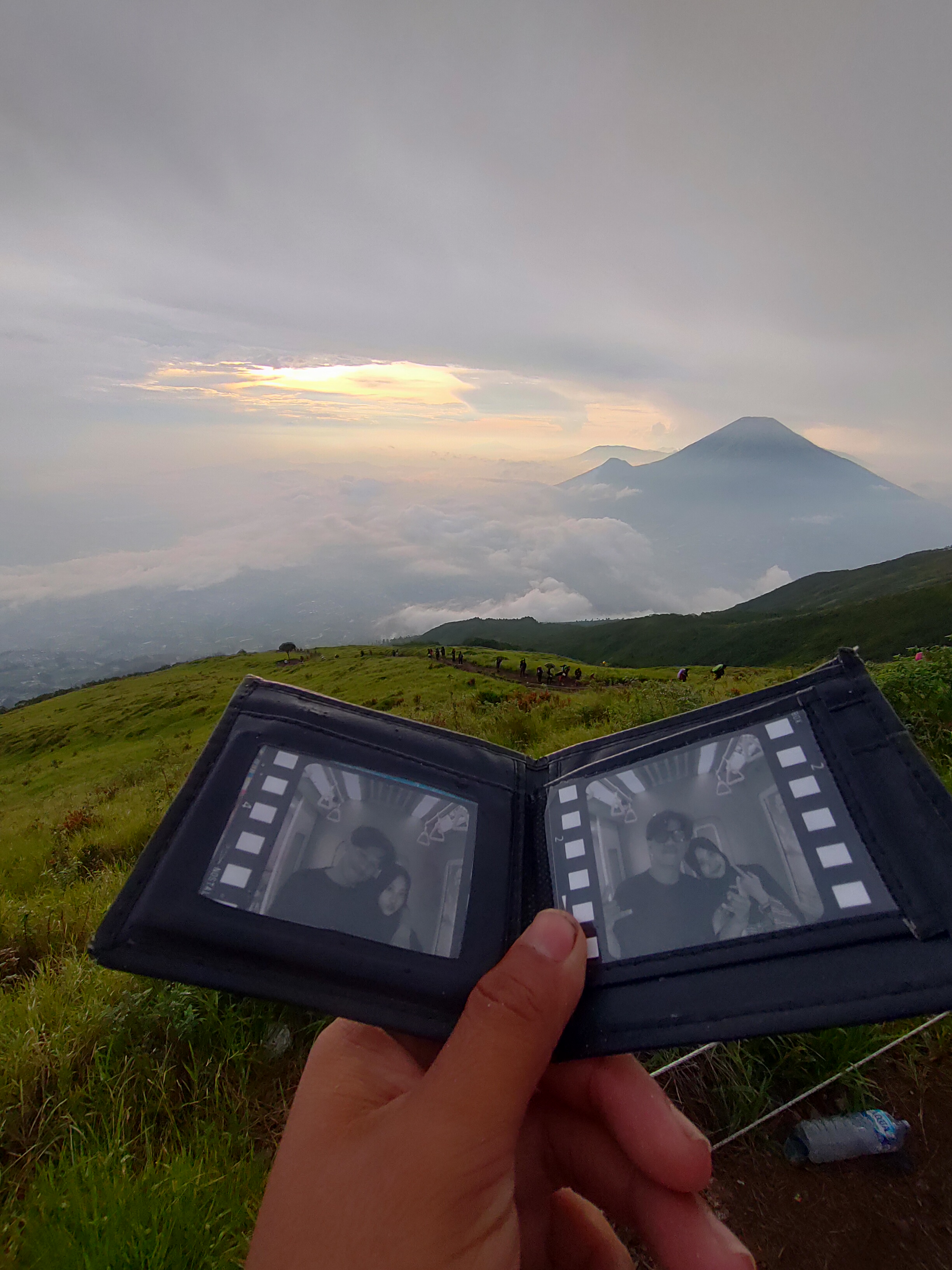 Foto laporan dompet warna hitam (HB7862)