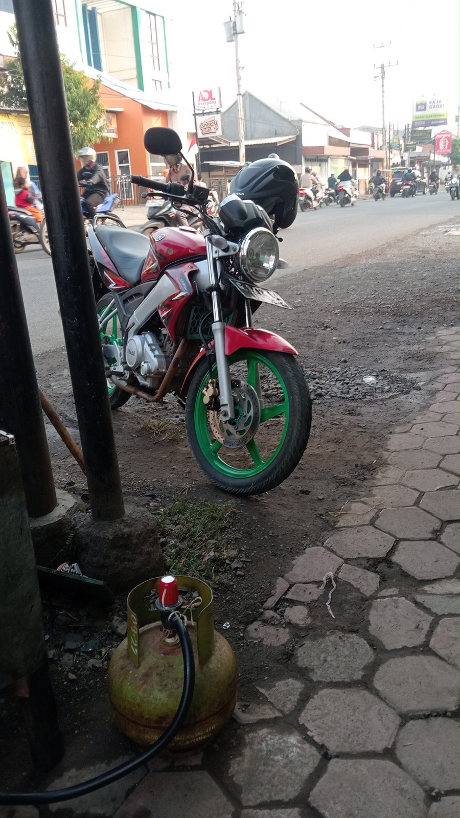 Foto laporan motor vixon merah (HB7973)