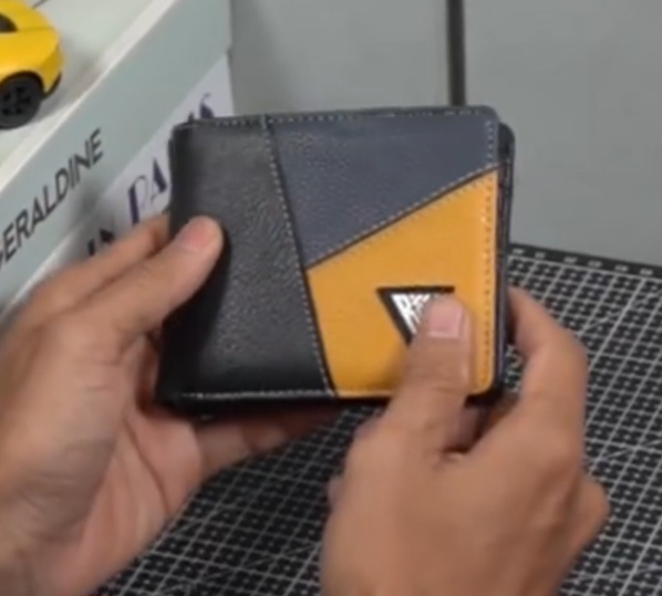Foto laporan Dompet dengan warna kombinasi hitam biru navy dan kuning (HB7980)