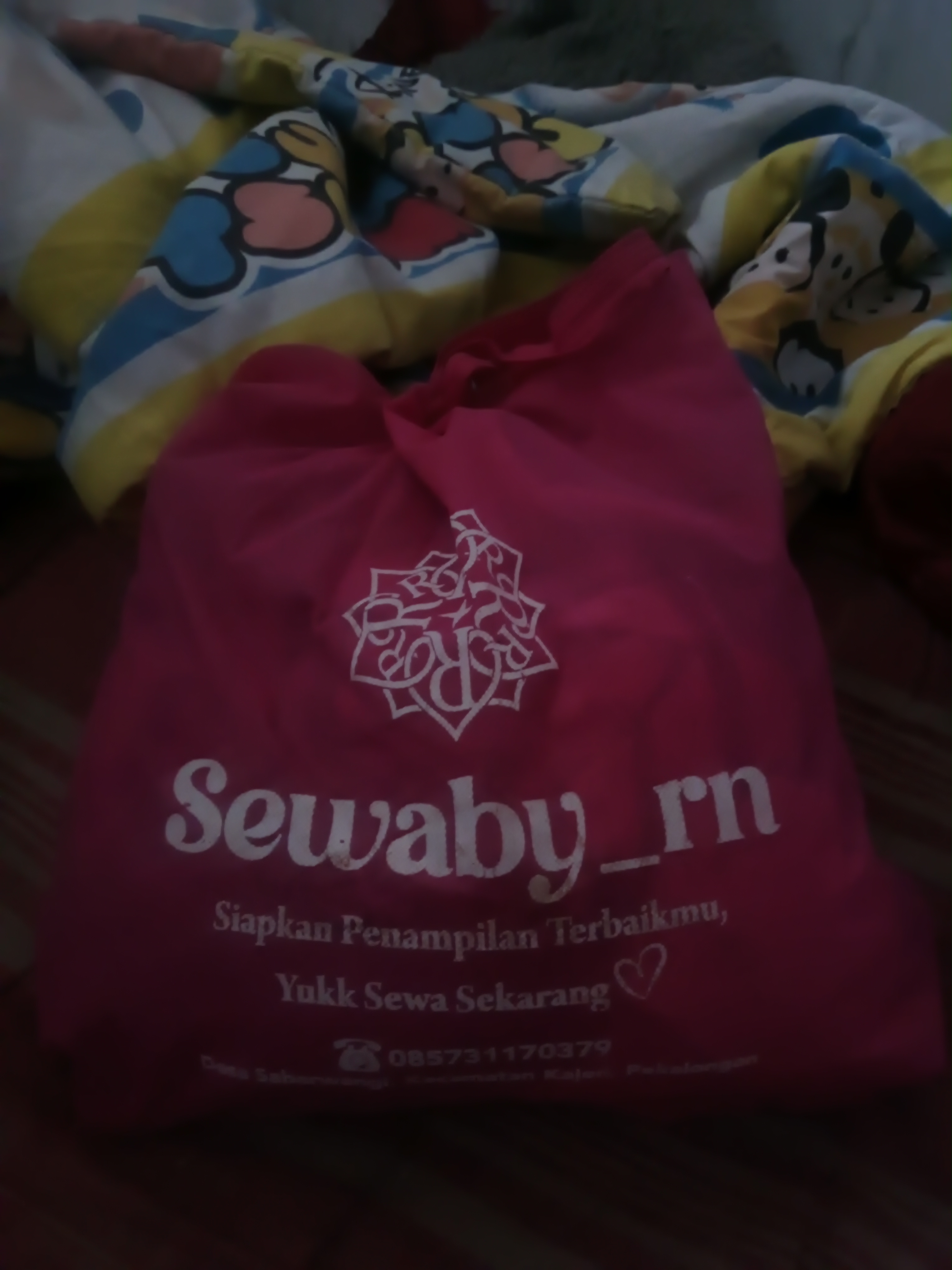 Foto laporan kebaya yang di bungkus tas berwarna pink (HB8001)