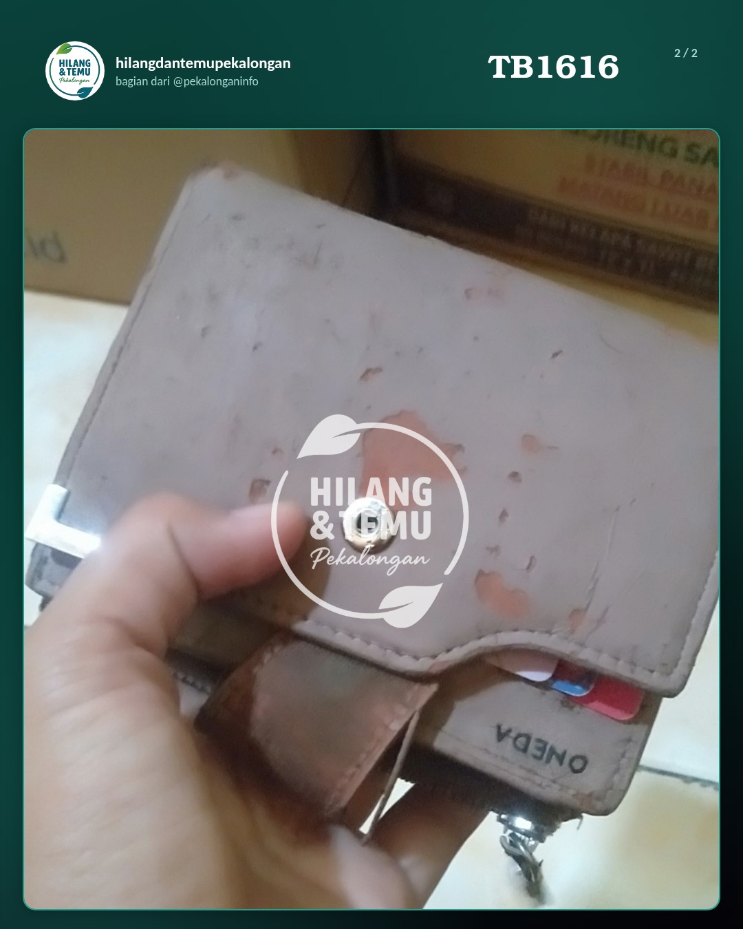 Slide 2 laporan Dompet warna coklat ,isi kartu kartu dan uang