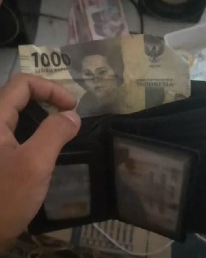 Foto laporan dompet warna item (HB7664)