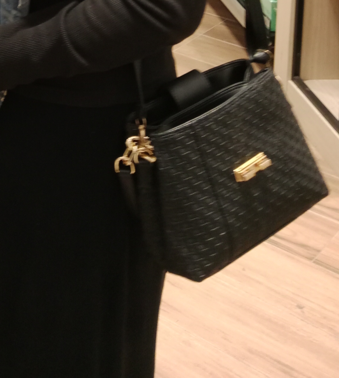 Foto laporan Tas hitam, berisi make up, dompet warna biru, uang, atm mandiri abu, kartu Tanda mahasiswa dll (HB0012)