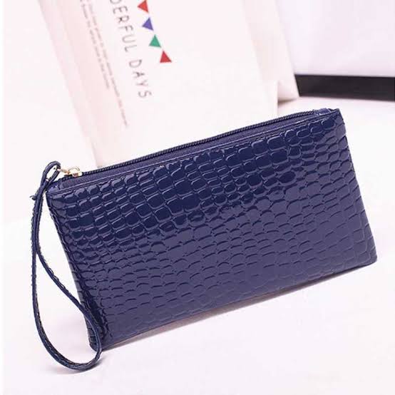Foto laporan Dompet berwarna biru berisi kartu identitas (HB0496)