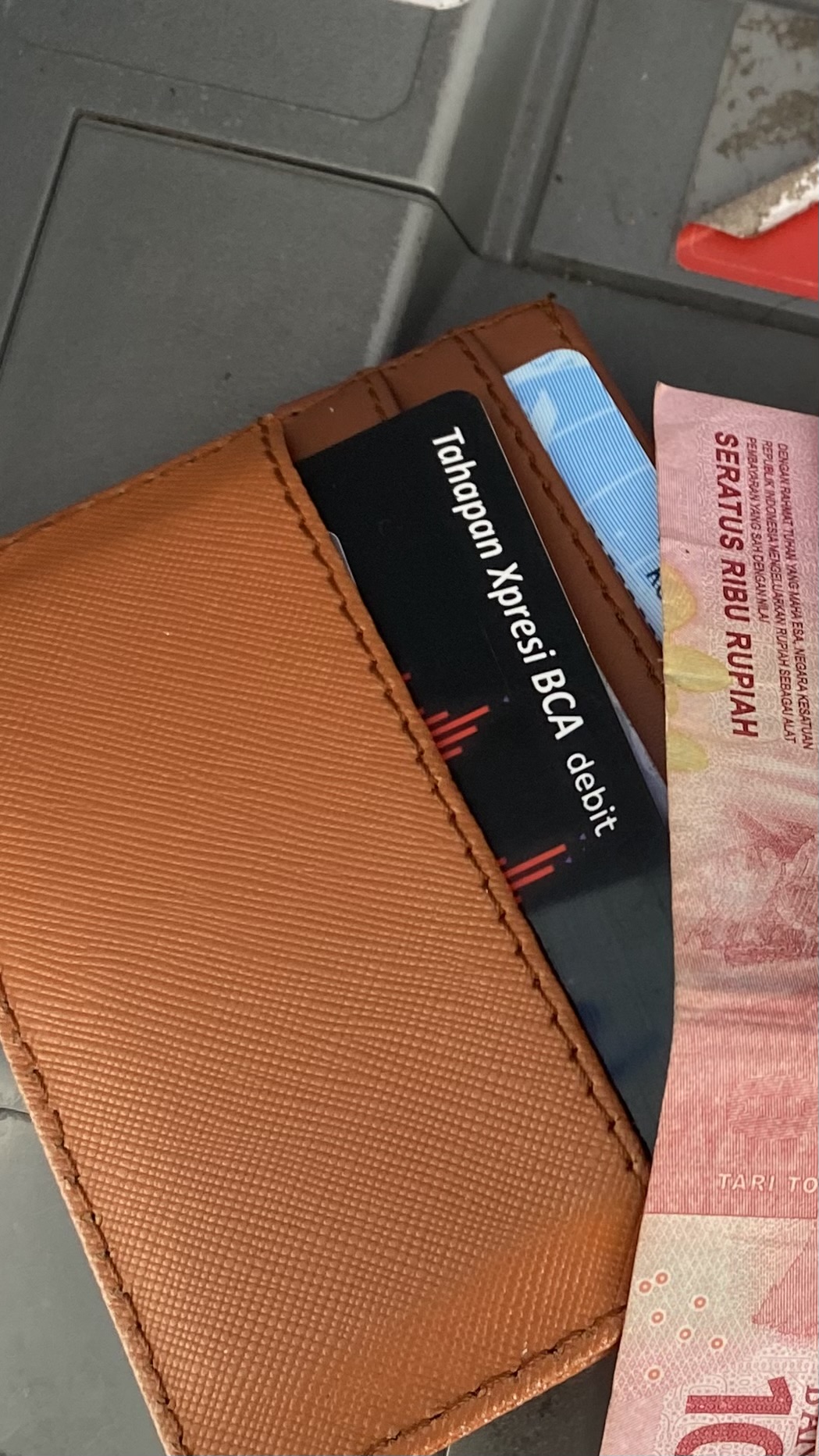 Foto laporan dompet kartu coklat (HB0722)