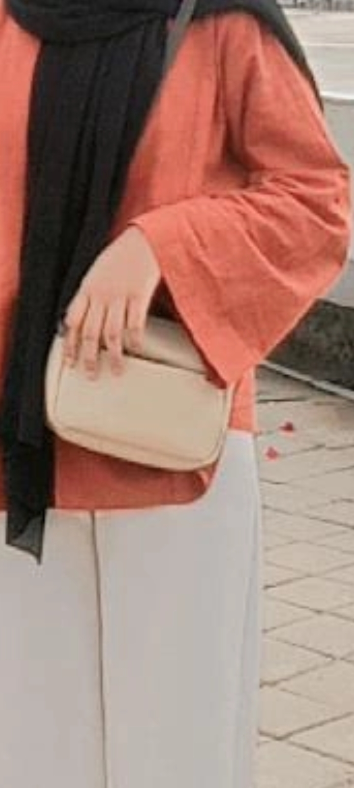 Foto laporan Tas selempang cream tali hitam (HB0782)