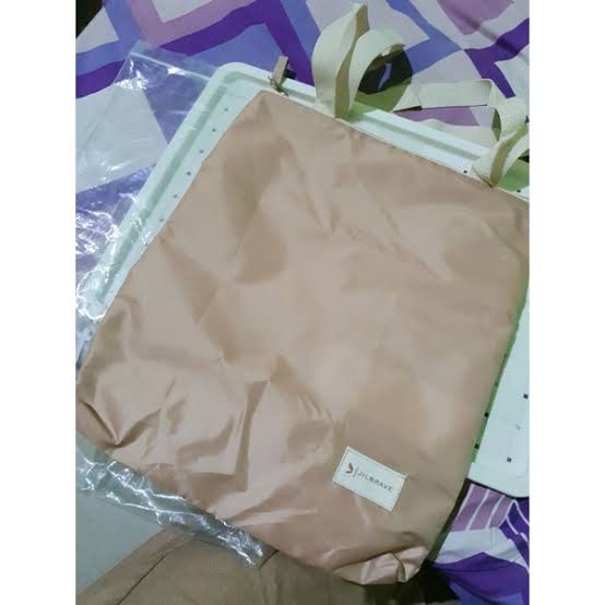 Foto laporan tas tote bag warna cokelat yang berisi pouch make up dan pakaian (HB0915)