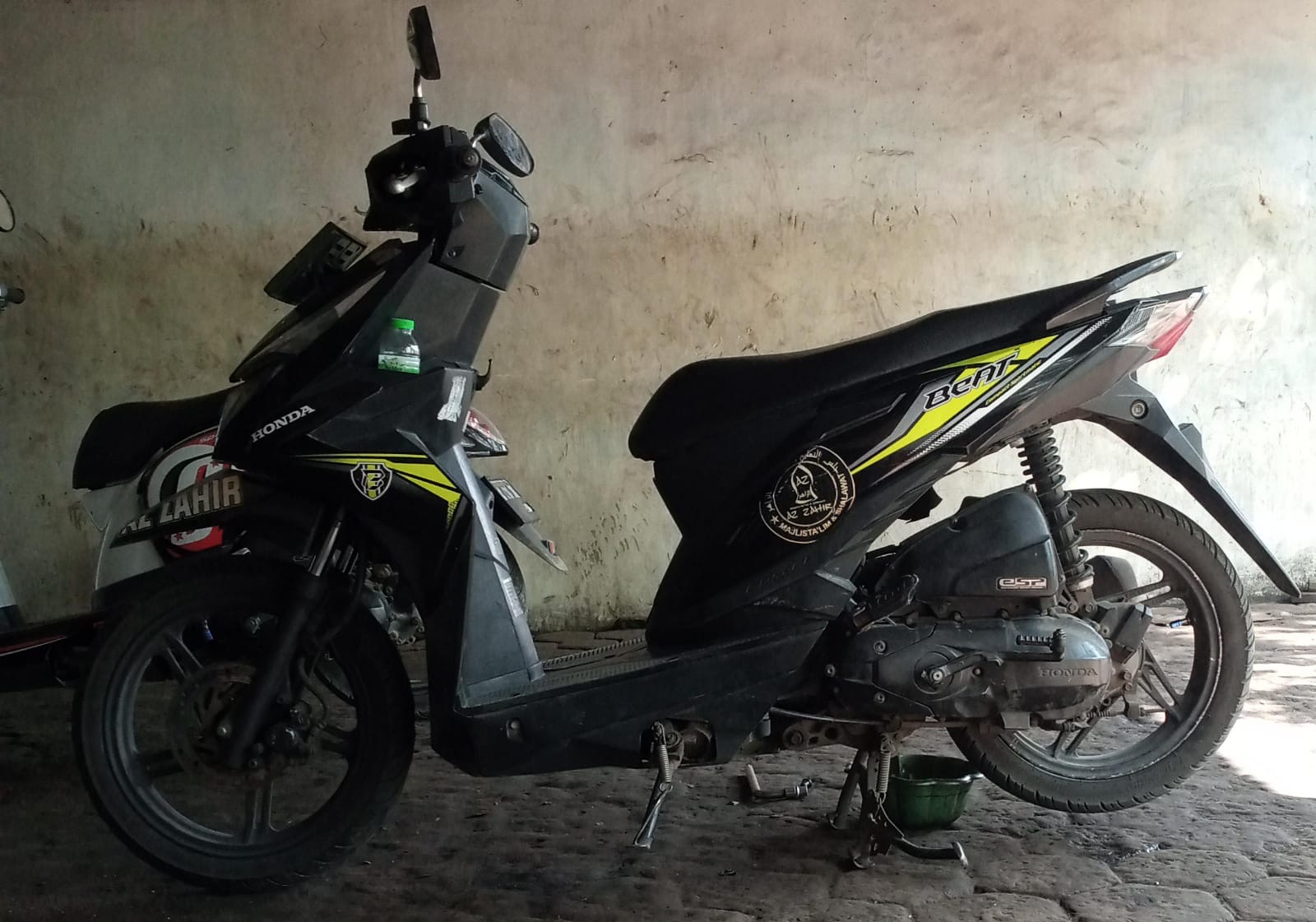 Foto laporan Motor beat warna hitam ada stiker azzahir (HB1344)
