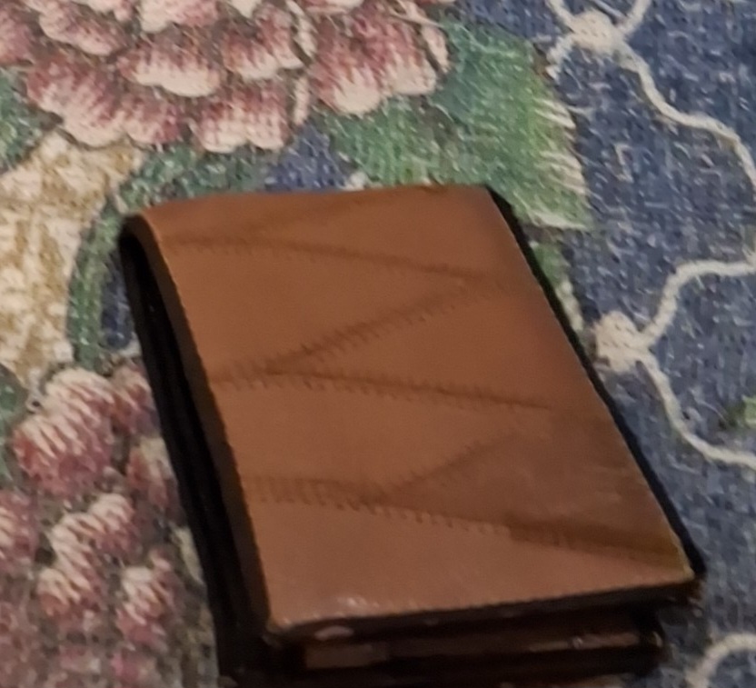 Foto laporan dompet berwarna coklat (HB1397)