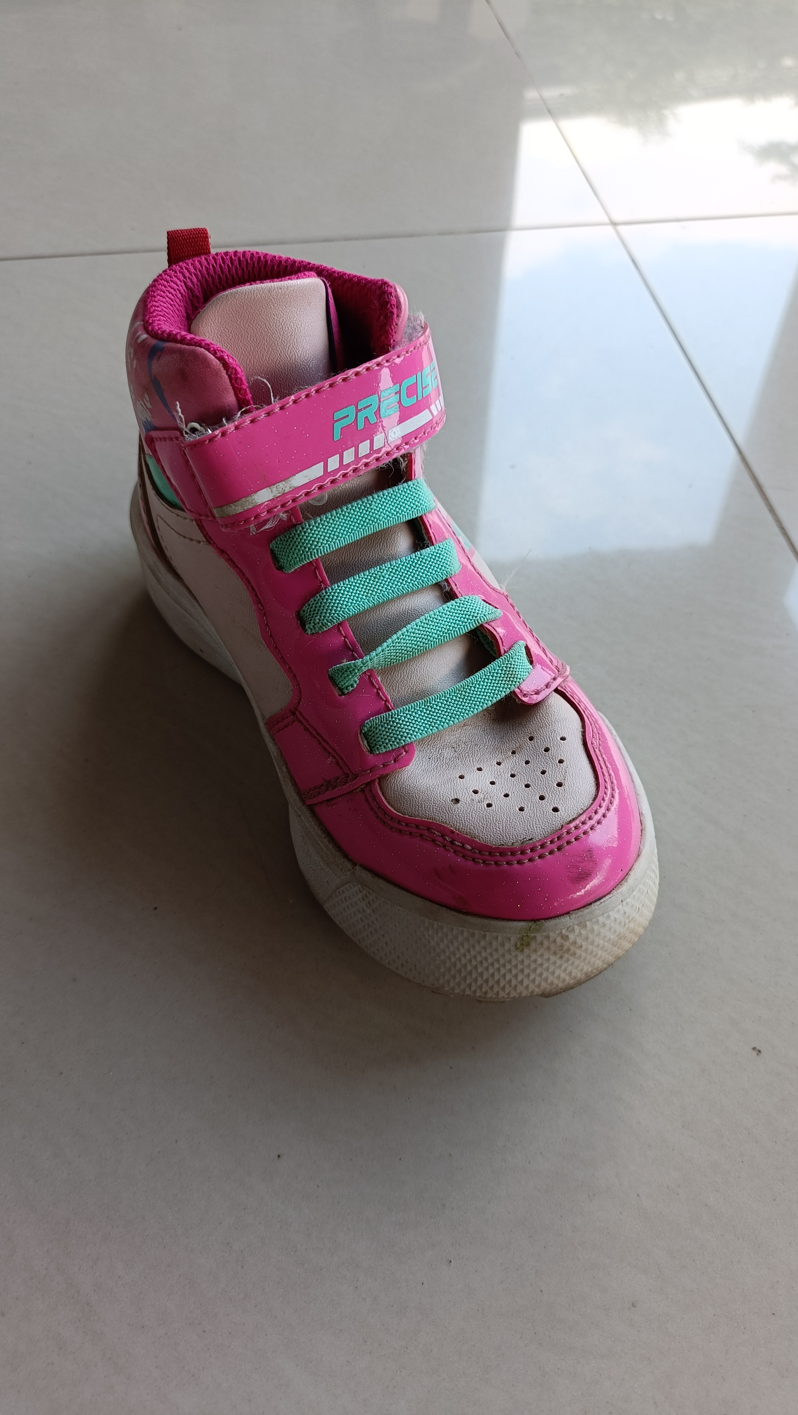 Foto laporan Sepatu sebelah kanan (HB1430)
