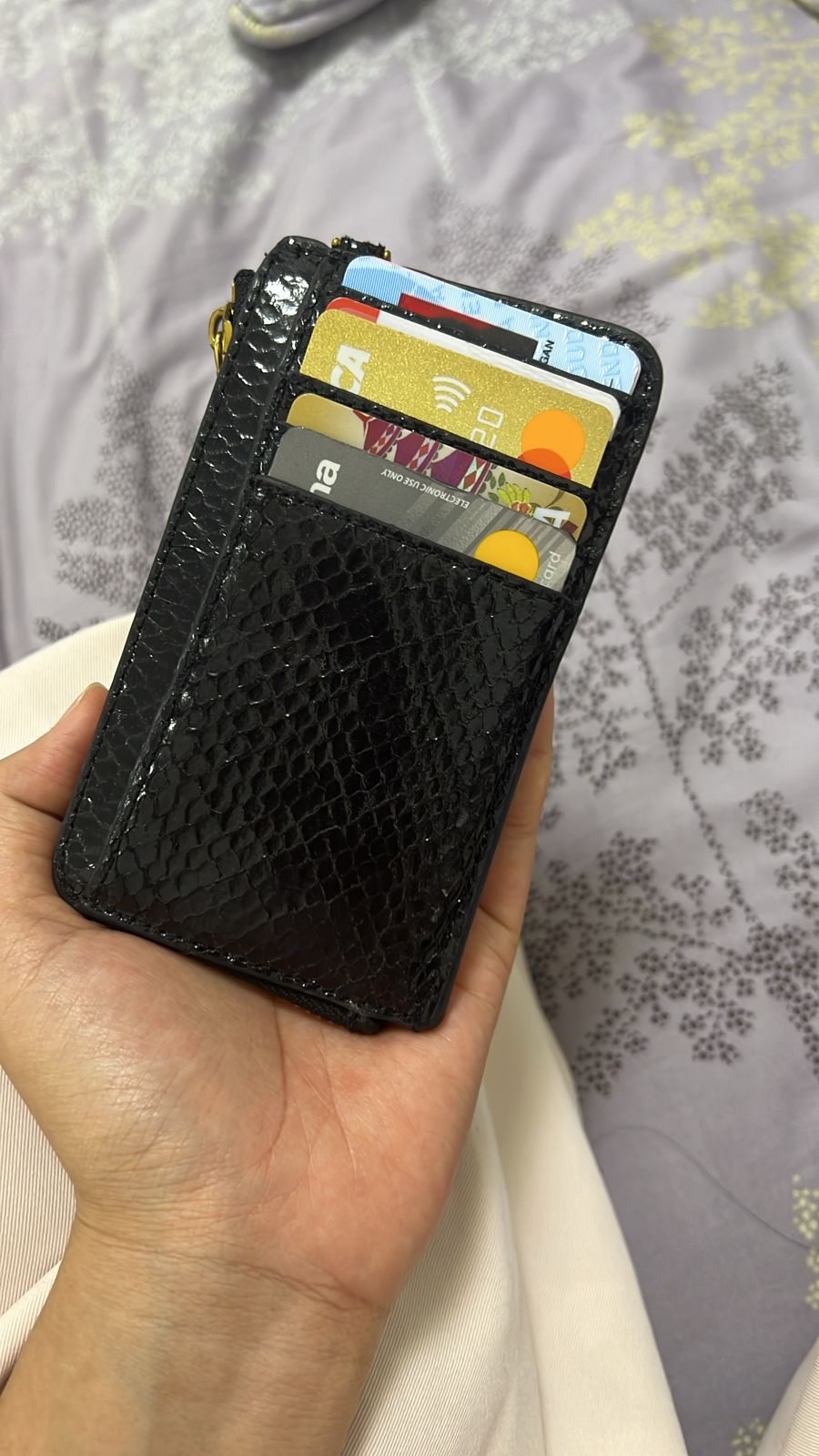 Foto laporan KEHILANGAN CARD HOLDER HITAM BERISI KARTU-KARTU PENTING (HB1692)