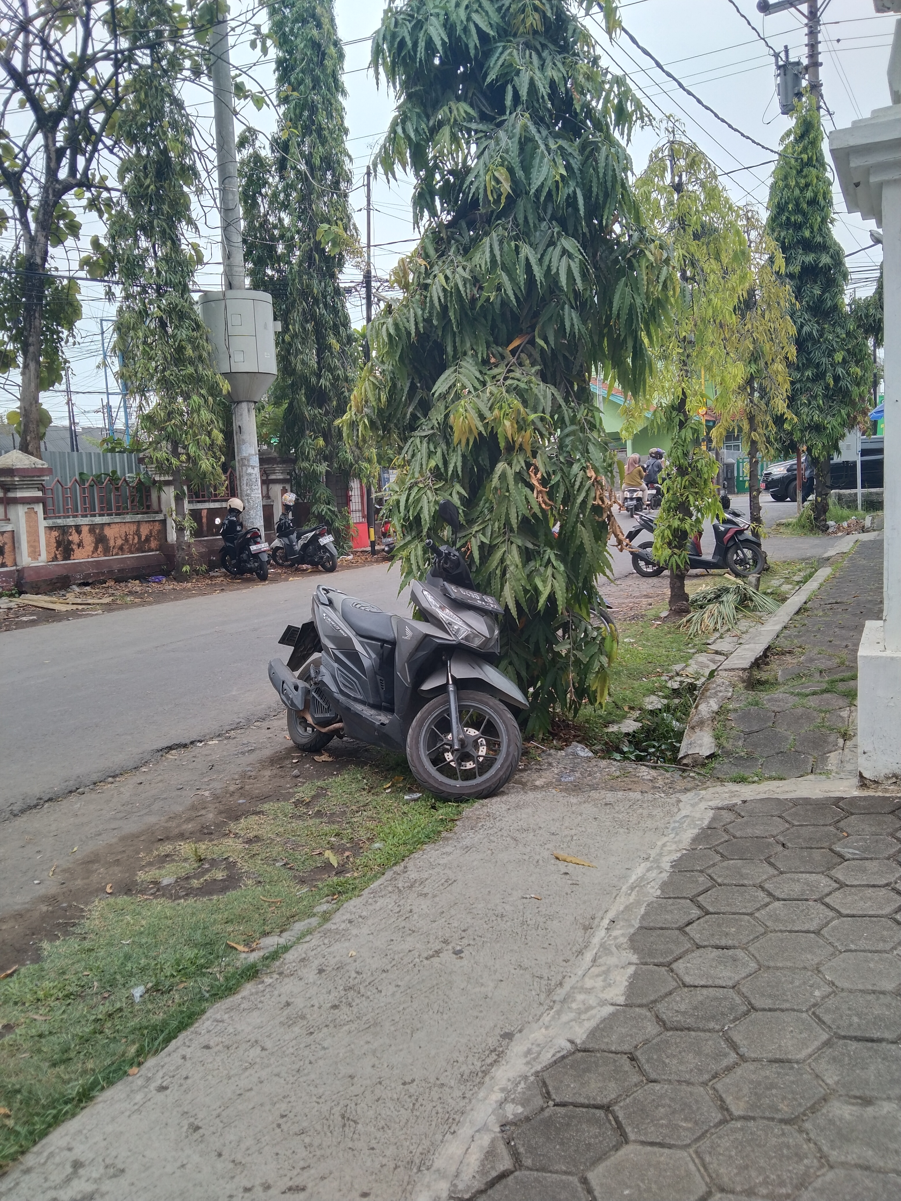 Foto laporan Helem carglos ORI warna abu abu (HB1697)