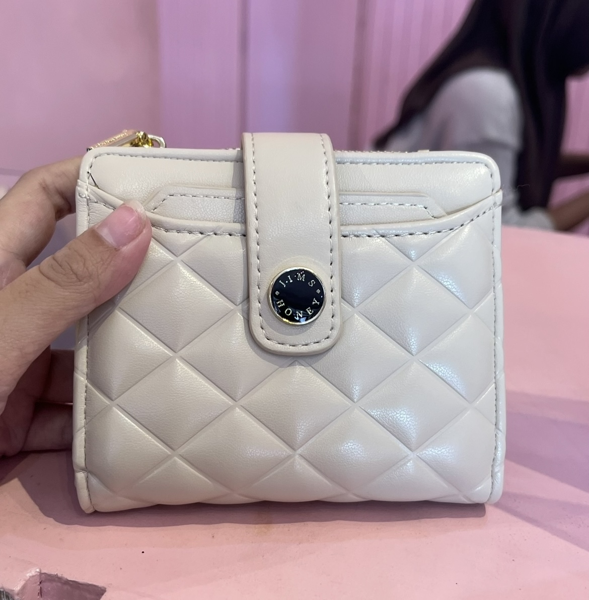 Foto laporan dompet warna crem (HB1761)