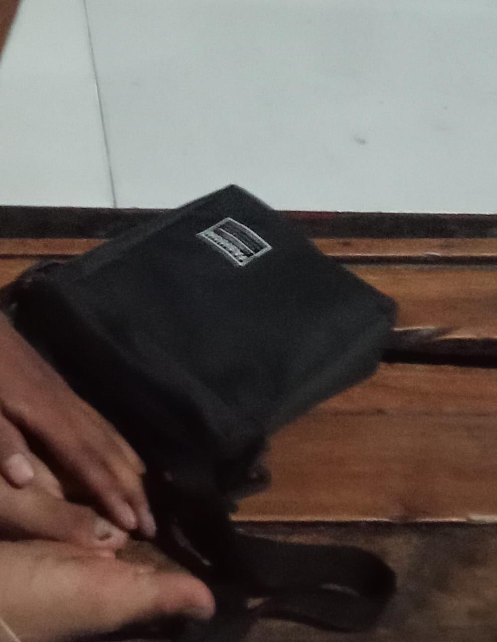 Foto laporan tas warna hitam (HB2042)