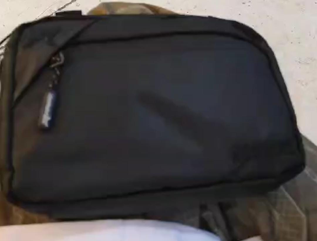 Foto laporan Tas Kecil Hitam Berisik Uang, Hp, STNK, ATM, Dan Kartu2 lain (HB2297)