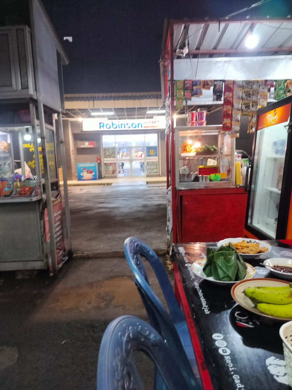 Foto laporan Belanjaan Ramayana di Kantin Rina belakang parkir mobil (HB2369)