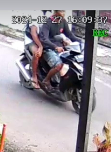 Foto laporan tas berisi uang dan surat" penting (HB2561)