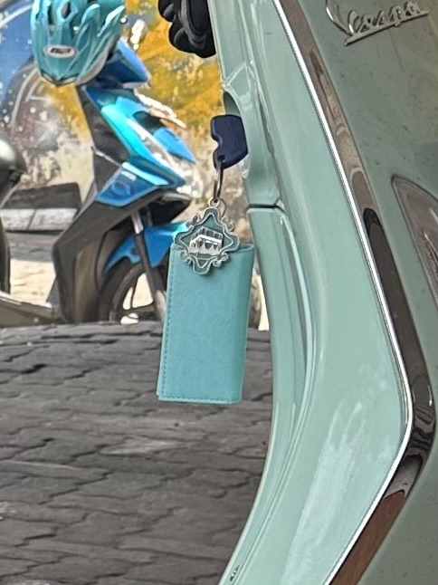 Foto laporan gantungan motor warna hijau toska berisi stnk (HB2586)
