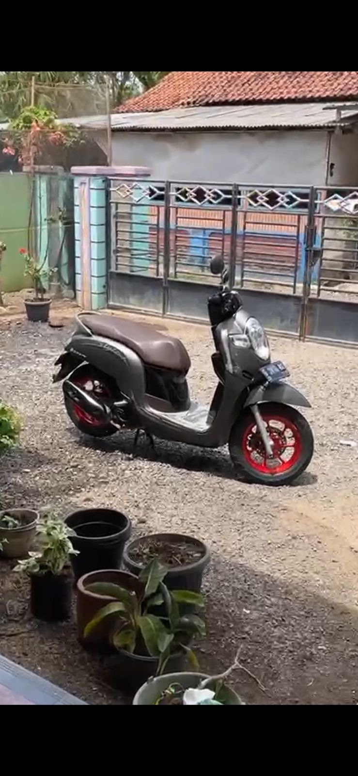 Foto laporan Motor scoopy warna abu2 dengan velg warna merah marun Nopol G2818OK (HB2591)