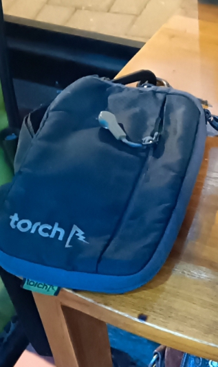 Foto laporan Tas Selempang Merk Torch seperti yang ada di gambar, berisi Hp ViVo Y20 2021 ungu, charger hp i-Tel Type-C, Glove biliard biru (HB2807)
