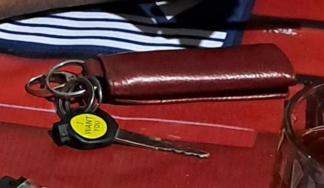 Foto laporan Kunci motor gantungan dompet merah (HB2912)