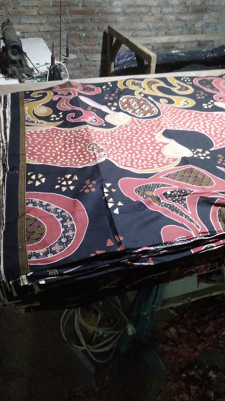 Foto laporan POTONGAN MOTIF BATIK WARNA HITAM MERAH 1 GANDEL (HB3113)