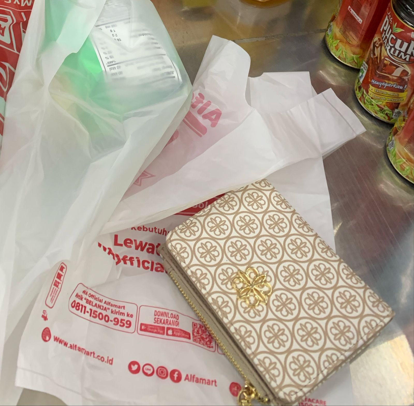 Foto laporan Dompet krim putih (HB3137)
