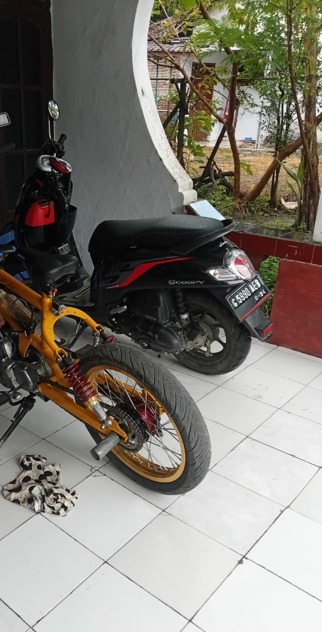 Foto laporan SEPEDA MOTOR SCOOPY WARNA HITAM MERAH (HB3152)