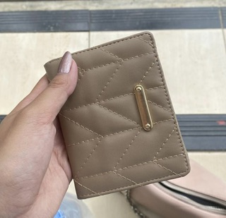 Foto laporan dombet berwarna coklat muda (HB3472)