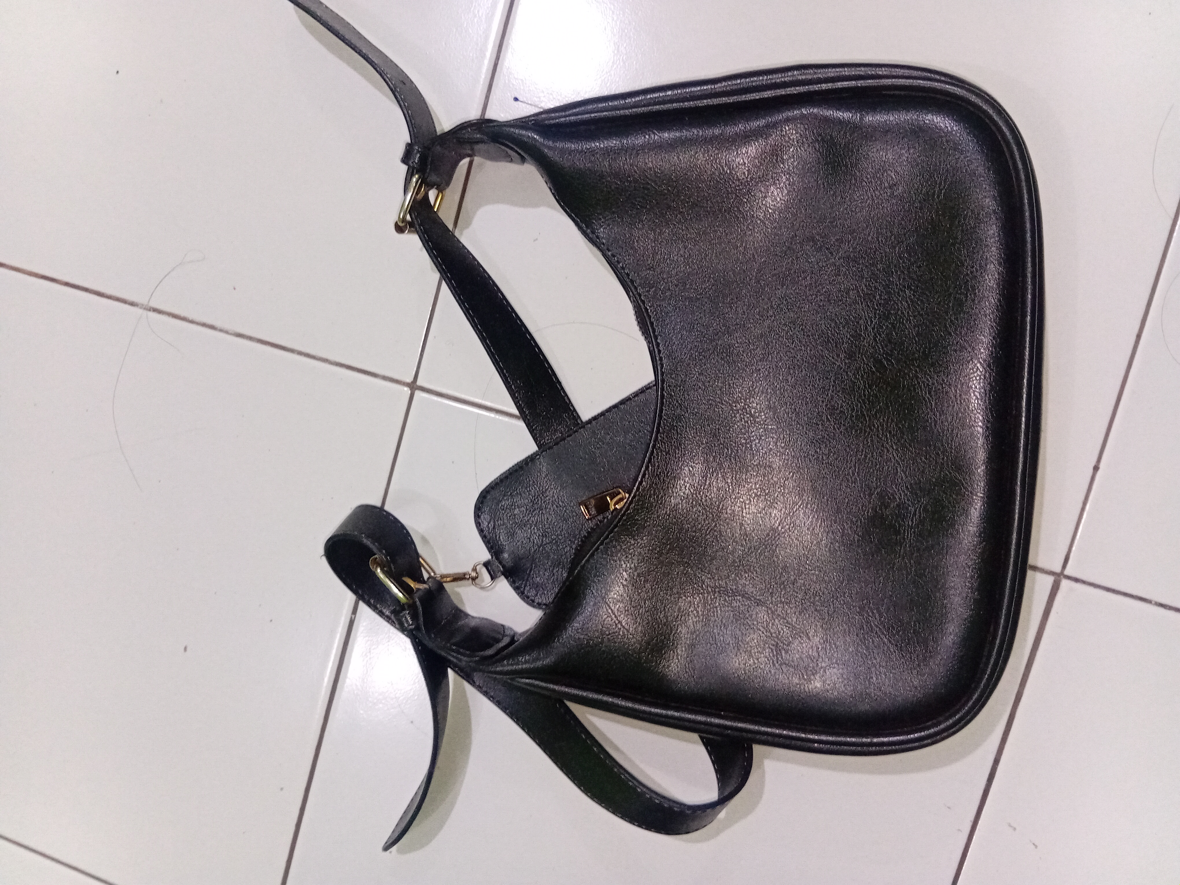 Foto laporan tas selempang hitam isinya dompet warna pink (HB3697)