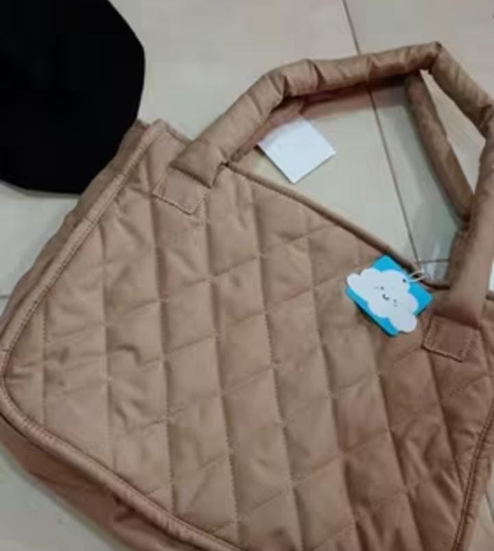 Foto laporan Tas Puffy Bag warna coklat isinya : Hp vivo y22 warna hijau casing e warna abu-abu coquette, dompet warna biru gambar beruang ada uangnya 200k lebih dan ada kartu atm, ktp, dan make up, buku binder (HB3734)