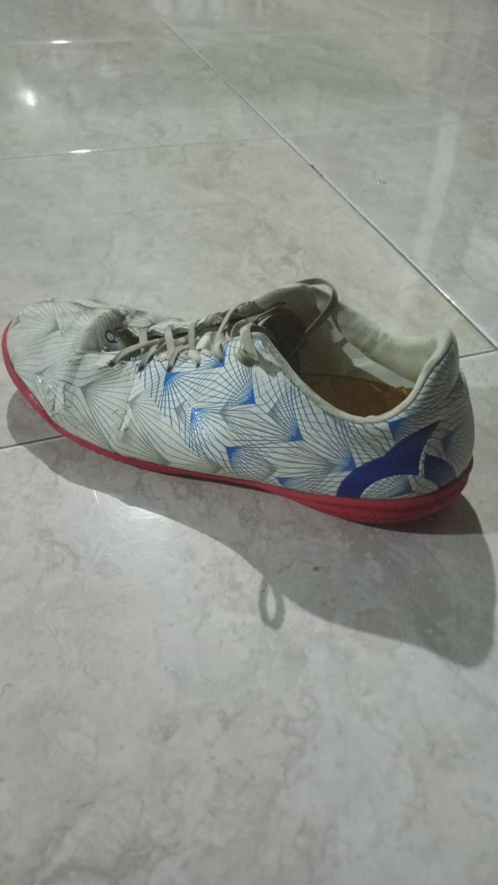 Foto laporan sepatu futsal 1 (tidak sepasang) (HB4062)
