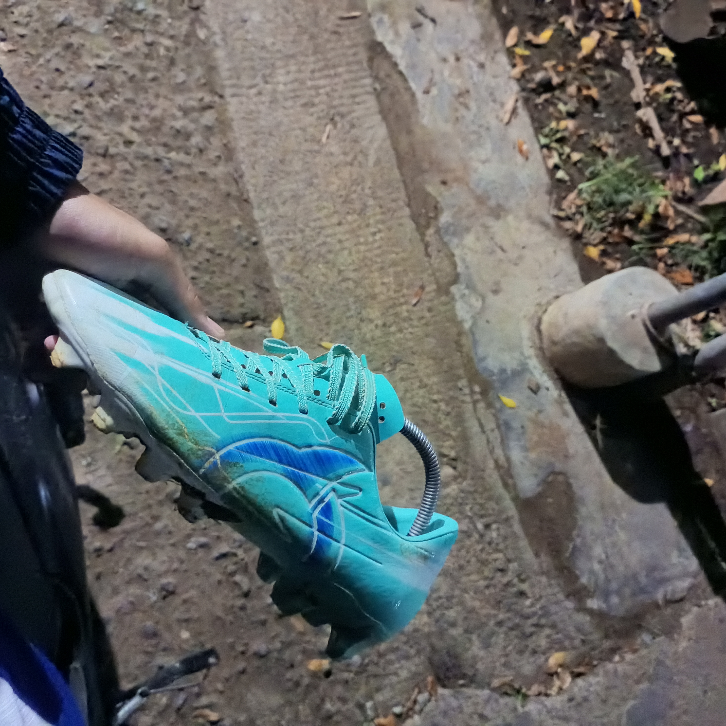 Foto laporan SEPATU SEPAKBOLA OTRUS (HB4068)