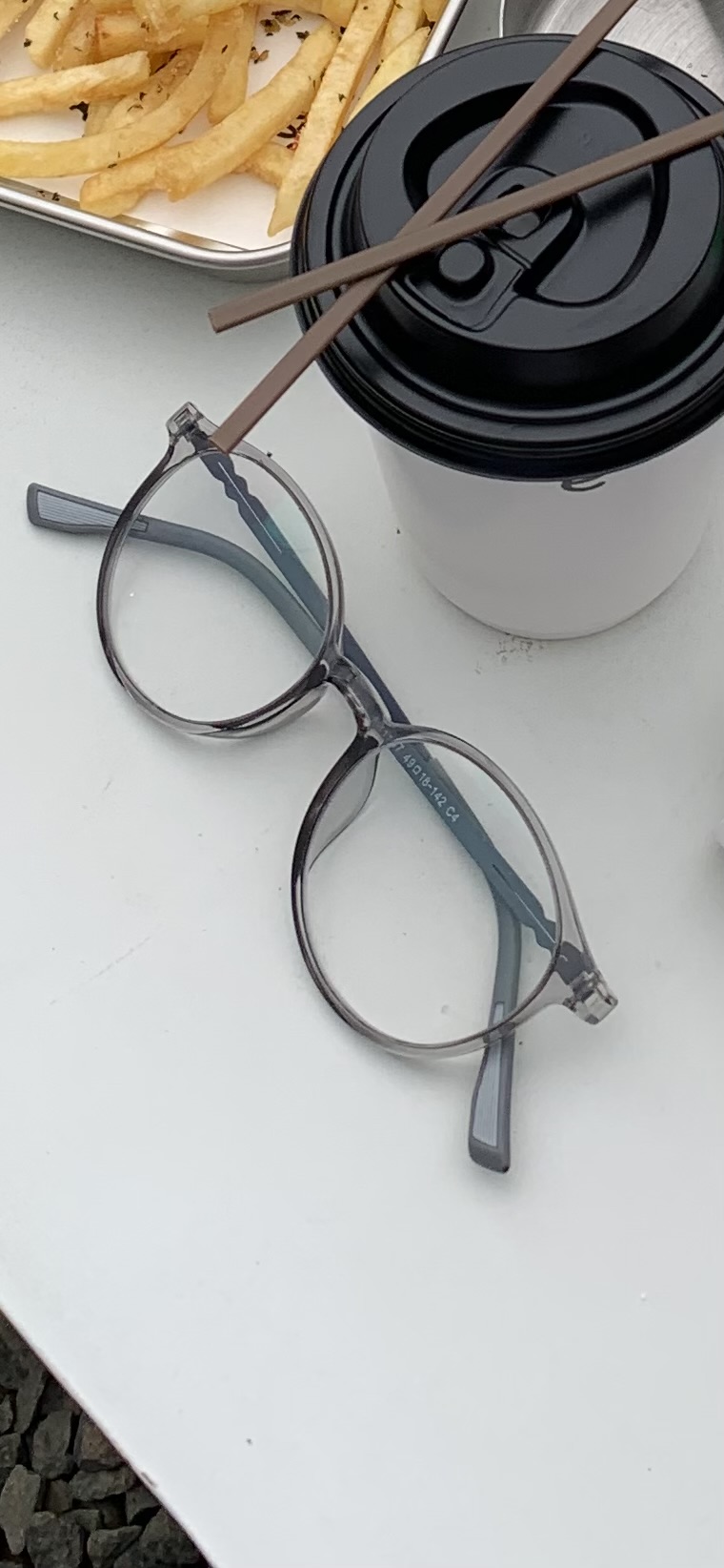 Foto laporan Kacamata abu abu frame agak bunder (HB4096)