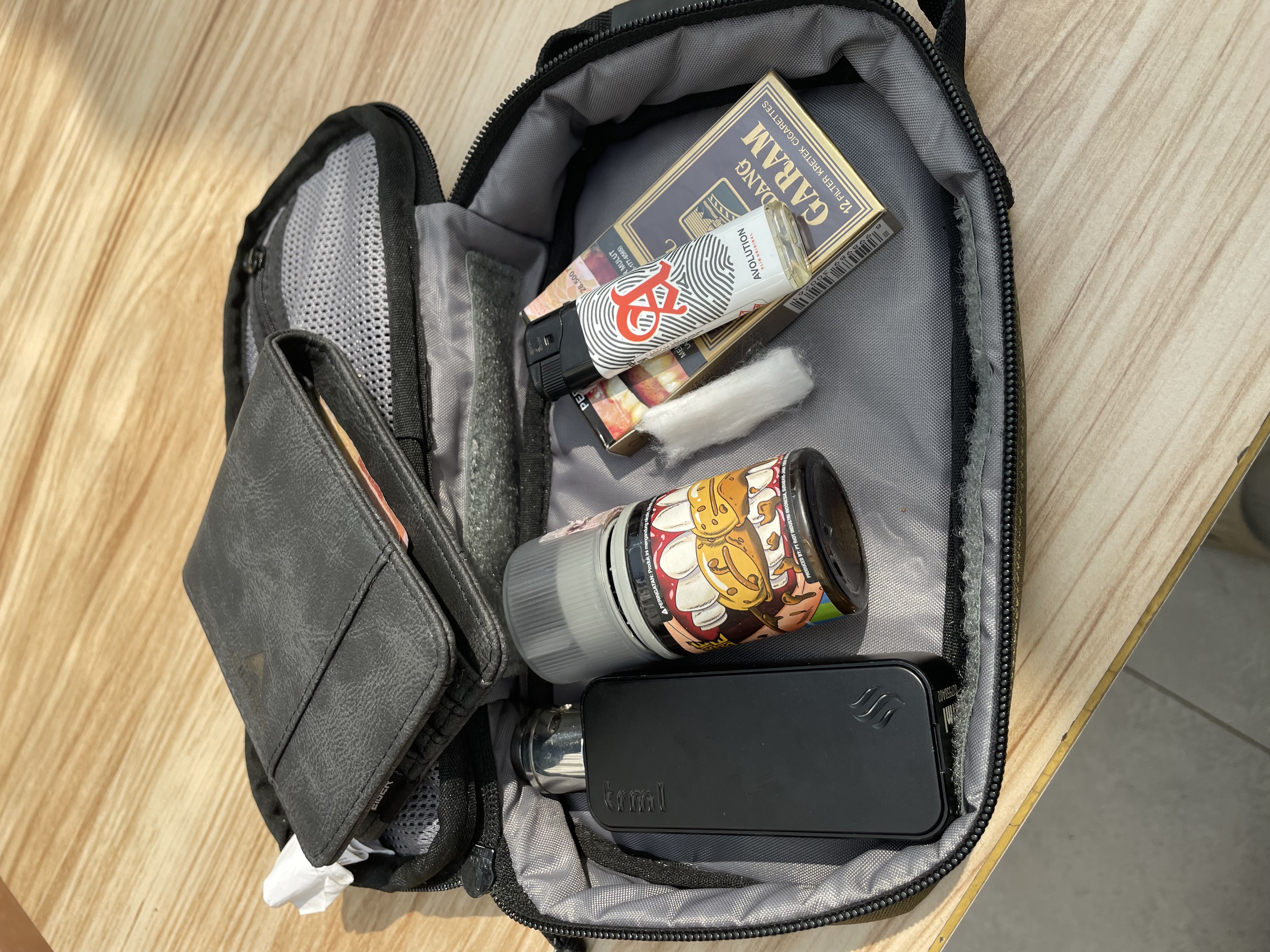 Foto laporan dompet eiger ada 200k sama kartu atm (HB4201)