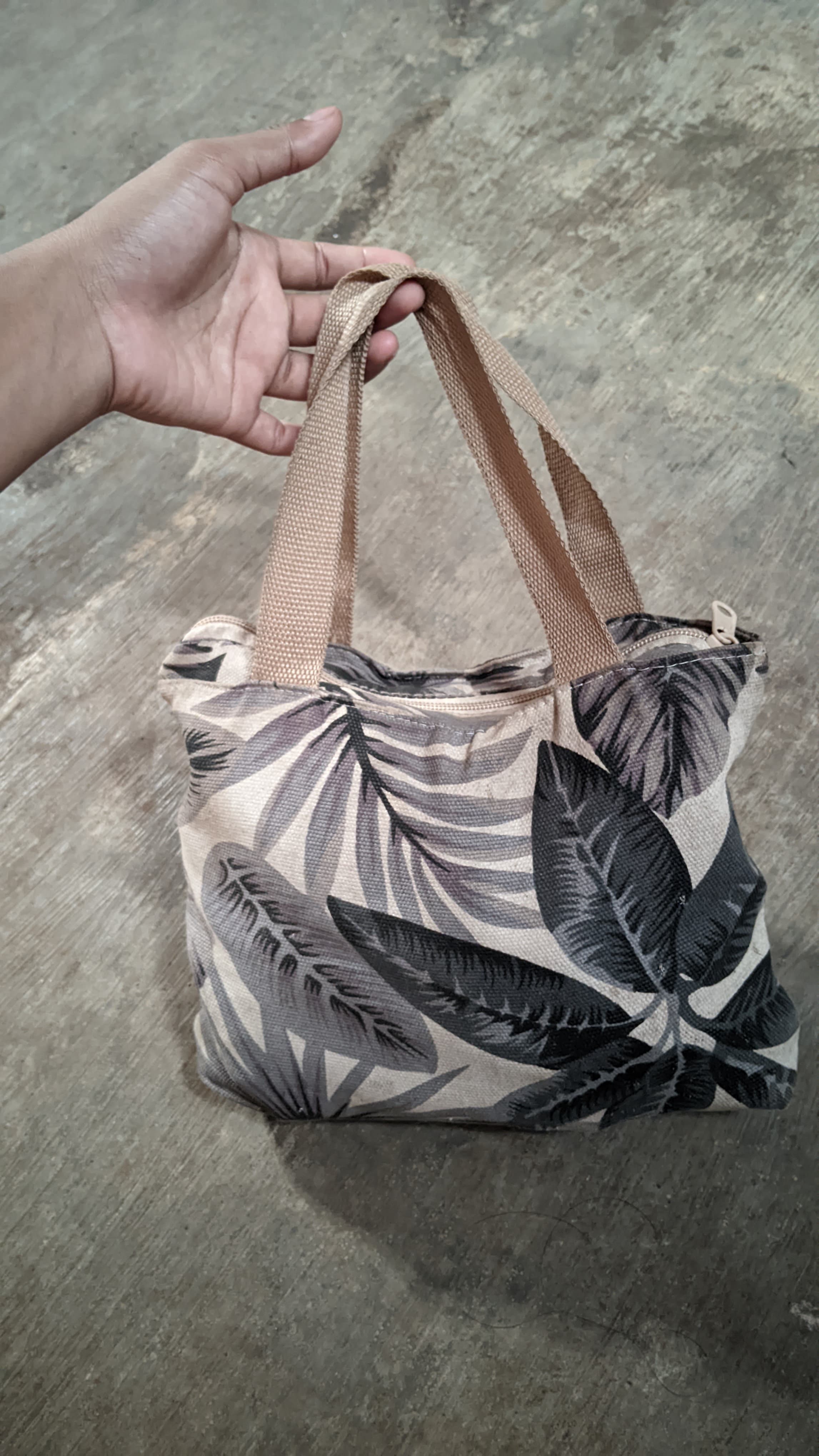 Foto laporan Tas jinjing berisi dompet levis coklat panjang, hp ,kacamata, kunci rumah (HB4364)