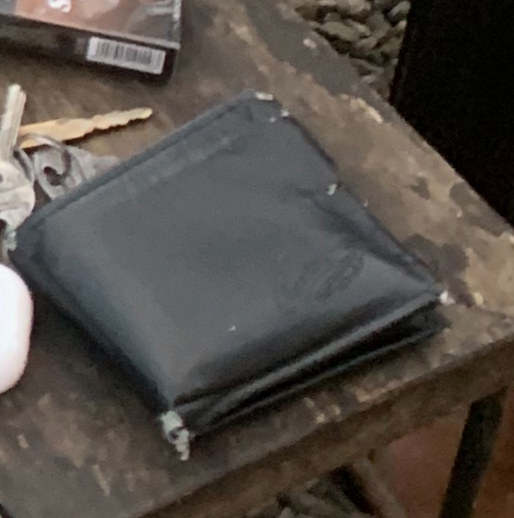 Foto laporan Dompet Hitam agak sobek (HB4674)
