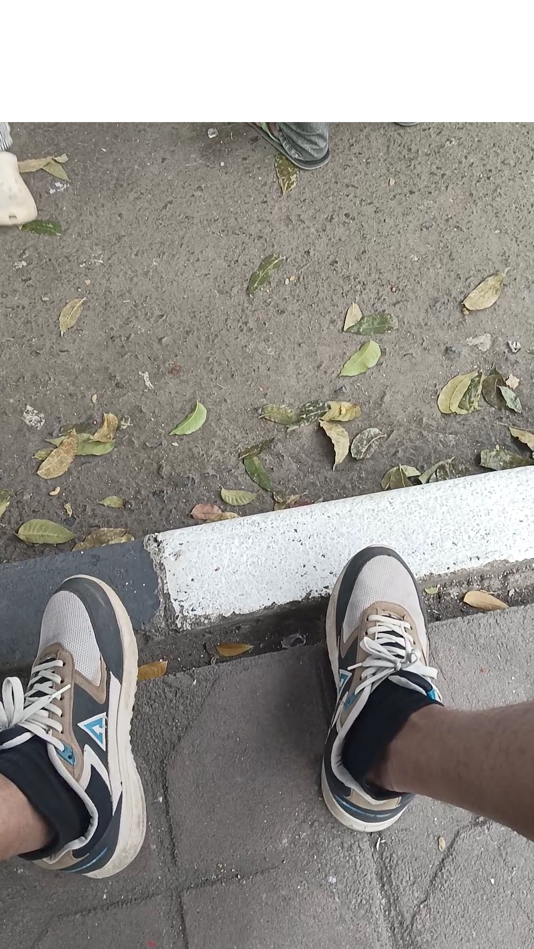 Foto laporan Sepatu Running Aerostreet Warna Krem (HB4712)