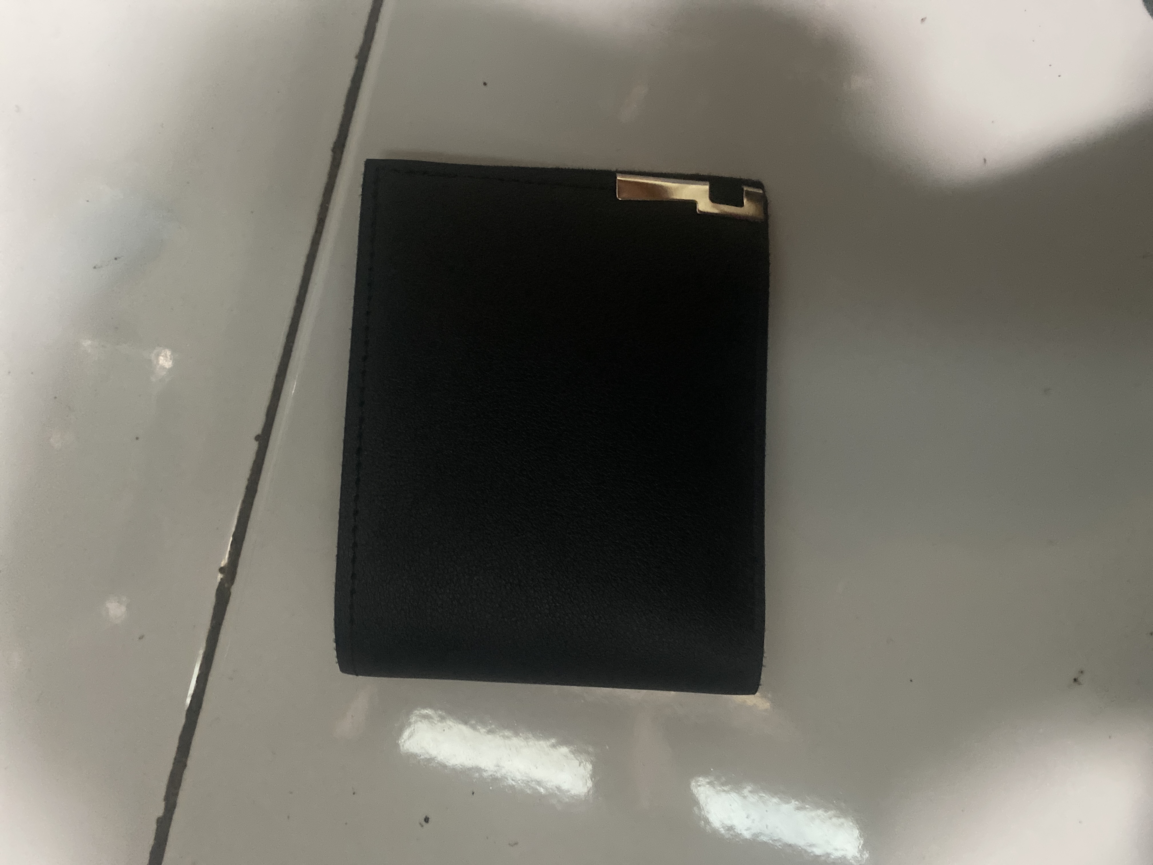 Foto laporan dompet hitam (HB5145)