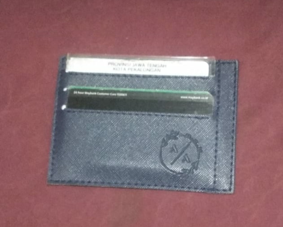 Foto laporan Card holder/dompet berisi KTP, SIM dan Kartu Mahasiswa (HB5148)