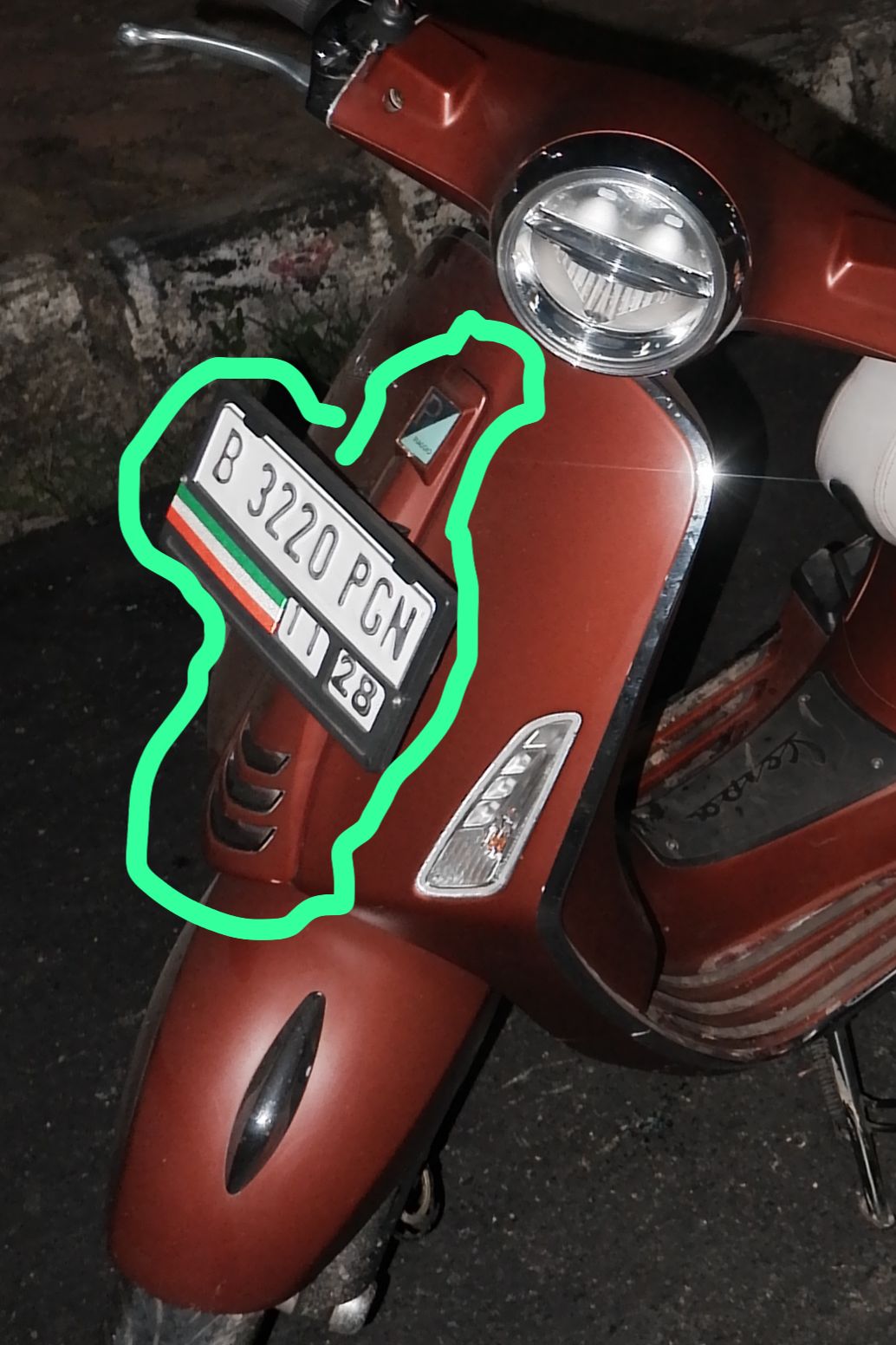 Foto laporan Dasi depan vespa matic primavera dan plat nomor (HB5179)