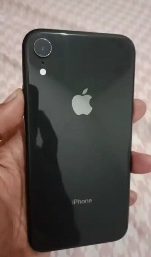 Foto laporan Hp iPhone XR,warna hitam,cassing hitam(bermotif kulit jeruk) (HB5412)