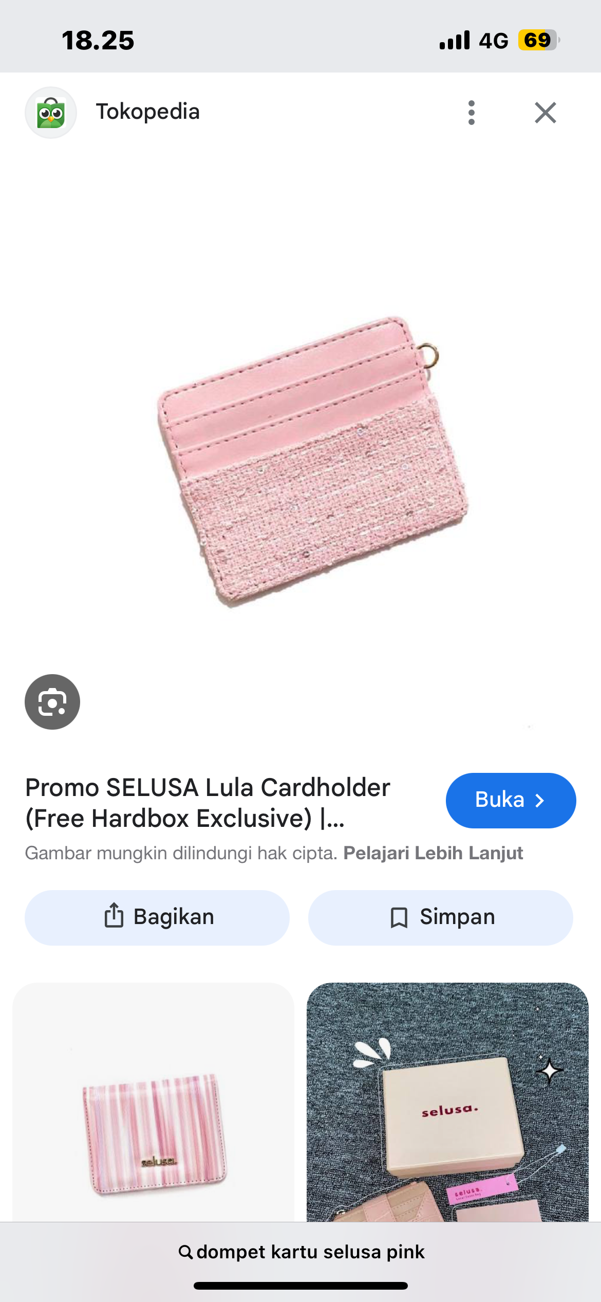 Foto laporan Dompet kartu, merk selusa warna pink, kecil tidak terlalu besar, berisi 6 slot kartu dengan rincian 3 kartu atm, 1 ktm universitas tidar, 1 sim, 1 stnk, 1 ktp (HB5520)