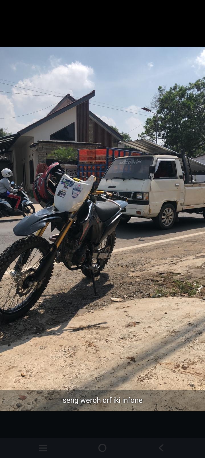 Foto laporan motor crf warna hijam, roda tahu (HB5607)