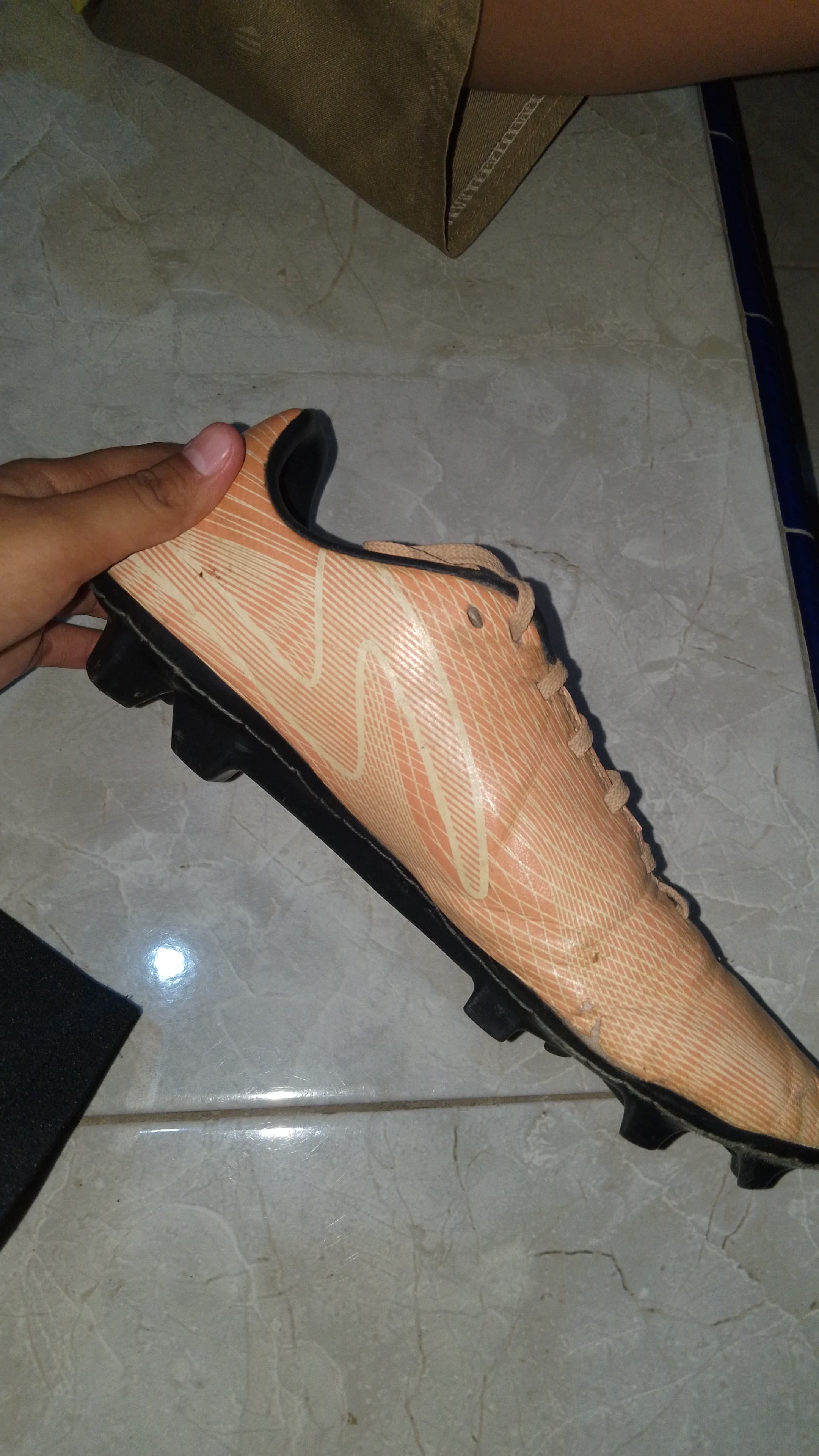 Foto laporan sepatu bola (HB5652)