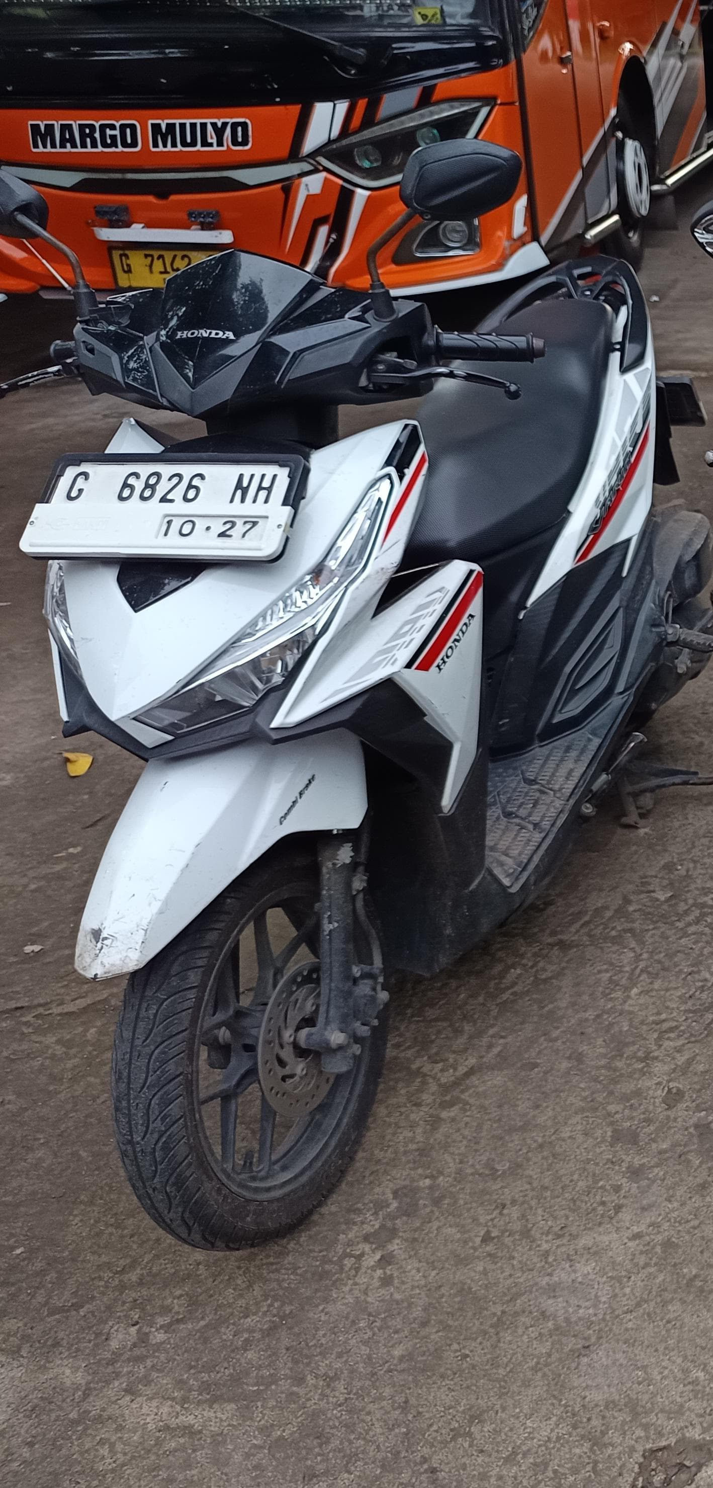Foto laporan Motor vario 125 warna putih tahun 2018 (HB5865)